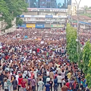 চট্টগ্রামে নিউমার্কেট ঘিরে হাজার হাজার বিক্ষোভকারী 