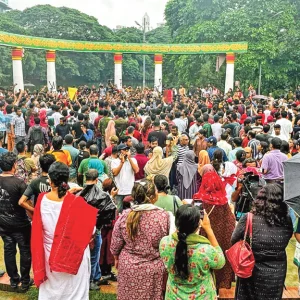 বব মার্লের গানে পথে নামলেন শিল্পীরা