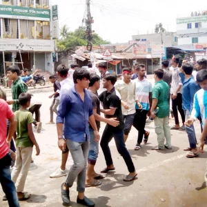 ফুলবাড়ীতে বিক্ষোভে বিপুল অংশগ্রহণ, এমপির বাসভবন ও আ.লীগ কার্যালয় ভাঙচুর