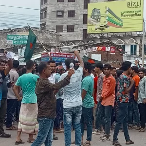 জীবননগরে আন্দোলনকারীদের অবস্থান, মাঠে নেই সরকার দলীয় নেতা-কর্মী 