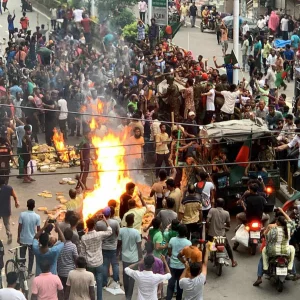 রাজশাহীতে বঙ্গবন্ধুর ম্যুরাল, আ. লীগ নেতাদের ঘরবাড়ি, পুলিশের স্থাপনায় আগুন–ভাঙচুর 