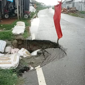 চাঁদপুরের মেঘনা ধনাঘোদা সেচ প্রকল্পে পানির চাপ, ঝুঁকিতে বেড়িবাঁধ