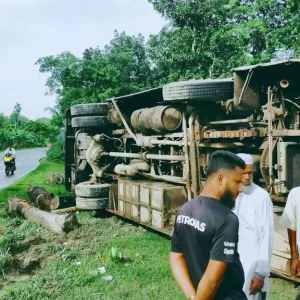 কিশোরগঞ্জে যাত্রীবাহী বাস উল্টে আহত ৮ 