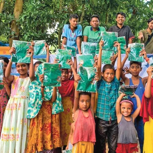 ঢাবির দুর্যোগ ব্যবস্থাপনা ইনস্টিটিউটের ত্রাণ বিতরণ