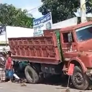 গাজীপুরে দাঁড়িয়ে থাকা ট্রাকের পেছনে মাইক্রোবাসের ধাক্কা, চালক নিহত