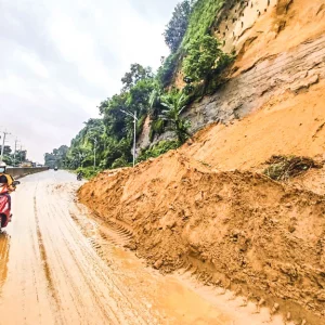 ব্যবস্থাপনার অভাবে থামছে না পাহাড় ধস