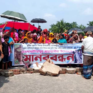 পদ্মার ভাঙন ঠেকানোর দাবিতে কুষ্টিয়ায় মহাসড়ক অবরোধ করে বিক্ষোভ