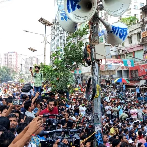 নয়াপল্টনে বিএনপির সমাবেশে নেতা-কর্মীদের ঢল