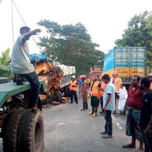 সীতাকুণ্ডে বাস-ট্রাকের সংঘর্ষে নিহত ১