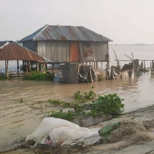 ফের চোখ রাঙাচ্ছে পদ্মা, আতঙ্কিত নদীপারের মানুষ