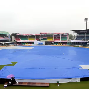 বৃষ্টিতে থেমে আছে দ্বিতীয় দিনের খেলা