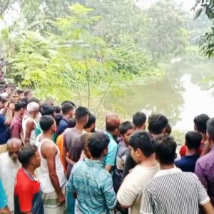 পুকুরে পড়ে ছিল চালকের লাশ, পাওয়া যায়নি অটোরিকশা