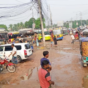 ফরিদপুরে বাস ধর্মঘট: অটো-বাসশ্রমিকদের দ্বন্দ্ব, ভোগান্তি যাত্রীর