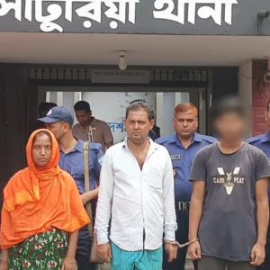 সাটুরিয়ায় শিশুকে হাতকড়া পরিয়ে আদালতে তুলল পুলিশ