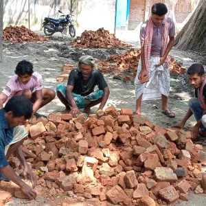 গাংনীতে রাস্তায় ইট-খোয়া ফেলে চলাচলের উপযোগী করছেন গ্রামবাসী