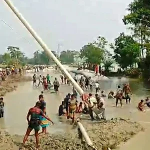 গ্রামবাসীর সহযোগিতায় দাকোপে রক্ষা করা হলো লক্ষ্মীখোলা বাঁধ