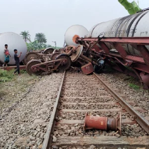 তেলবাহী ট্রেনের ৮ বগি লাইনচ্যুত, খুলনার সঙ্গে রেল যোগাযোগ বন্ধ