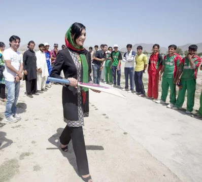 ব্যাট হাতে এক আফগান নারী ক্রিকেটার। ফাইল ছবি