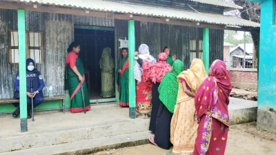 উপনির্বাচনে ভোট দিতে কুমদগঞ্জ সরকারী প্রাথমিক বিদ্যালয় কেন্দ্র নারীরা। ছবি: আজকের পত্রিকা