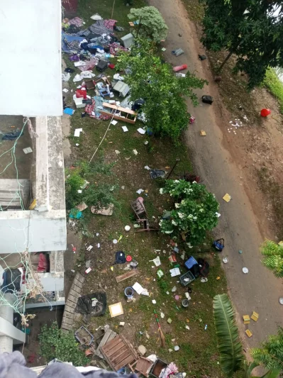 হলে ছাত্রলীগের নেতা-কর্মীদের কক্ষ ভাঙচুরের পর জিনিসপত্র নিচে ফেলে দিয়েছে বিক্ষুব্ধ শিক্ষার্থীরা। ছবি: আজকের পত্রিকা