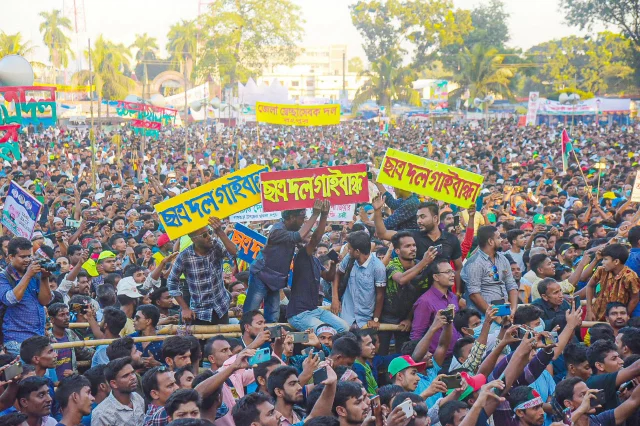 বিভিন্ন জেলা থেকে রং-বেরংয়ের ব্যানার-ফেস্টুন নিয়ে সমাবেশে যোগ দেন নেতা-কর্মীরা। ছবি: আজকের পত্রিকা