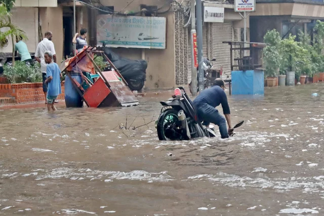 রাজধানীতে জলজটে ভোগান্তি, সহসা কমছে না বৃষ্টি