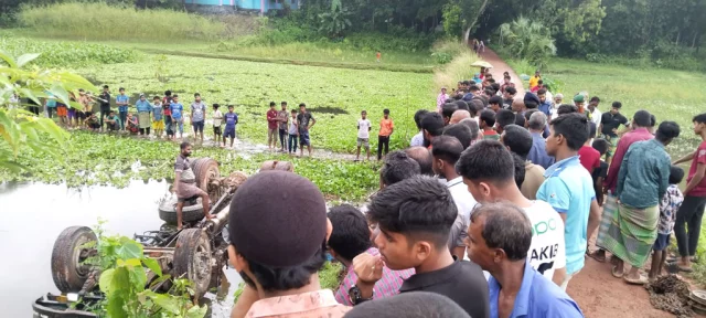 সাটুরিয়ায় নিয়ন্ত্রন হারিয়ে ট্রাক খাদে শ্রমিক নিহত