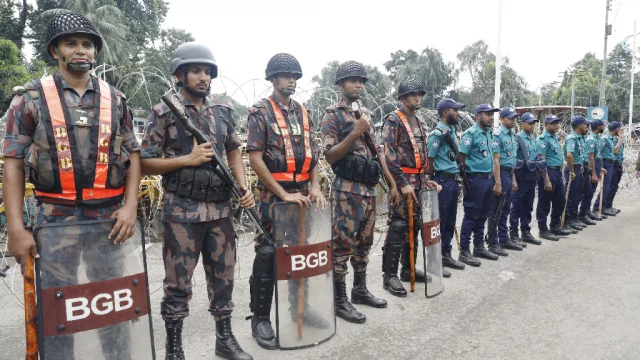 রাষ্ট্রপতি মো. সাহাবুদ্দিনের পদত্যাগ দাবিতে গতকাল রাতেও বঙ্গভবনের আশপাশের পরিস্থিতি ছিল উত্তপ্ত। আজ তাই বঙ্গভবনের আশপাশের এলাকায় কঠোর নিরাপত্তার ব্যবস্থা নেওয়া হয়েছে। ছবি: মেহেদী হাসান