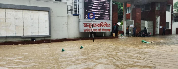 সকালের ঝুম বৃষ্টিতে রাজধানীর সচিবালয় এলাকার সড়কে জমেছে পানি। ছবি: আজকের পত্রিকা