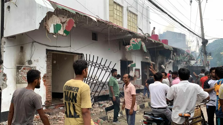 রাজশাহীতে আওয়ামী লীগ নেতাদের ঘরবাড়ি ও পুলিশের স্থাপনায় আগুন&ndash;ভাঙচুর। ছবি: আজকের পত্রিকা&nbsp;