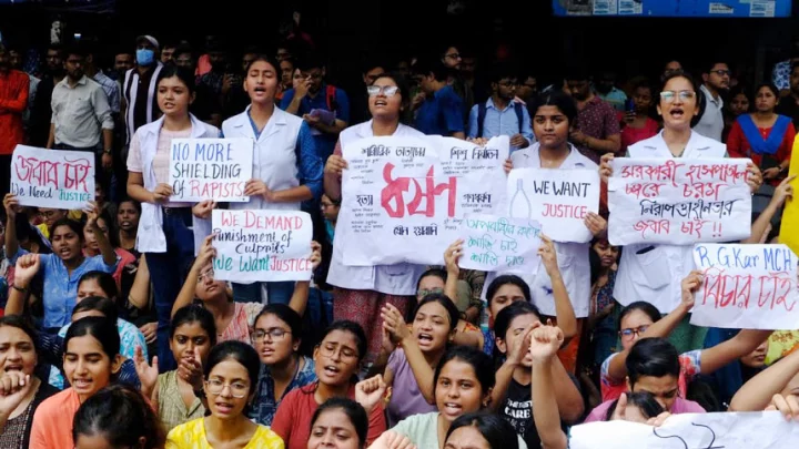 কলকাতায় নারী চিকিৎসক ধর্ষণ-হত্যার প্রতিবাদে বিক্ষোভ। ছবি: ডয়চে ভেলে