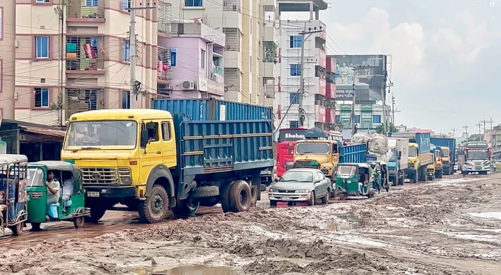 রাজনৈতিক পটপরিবর্তনের পর নিরাপত্তার কারণে চলে গেছেন প্রকল্পের ভারতীয় ঠিকাদার ও নির্মাণশ্রমিকেরা। এতে বন্ধ হয়ে গেছে ব্রাহ্মণবাড়িয়ার আশুগঞ্জ নদীবন্দর থেকে আখাউড়া স্থলবন্দর পর্যন্ত চার লেন মহাসড়কের কাজ